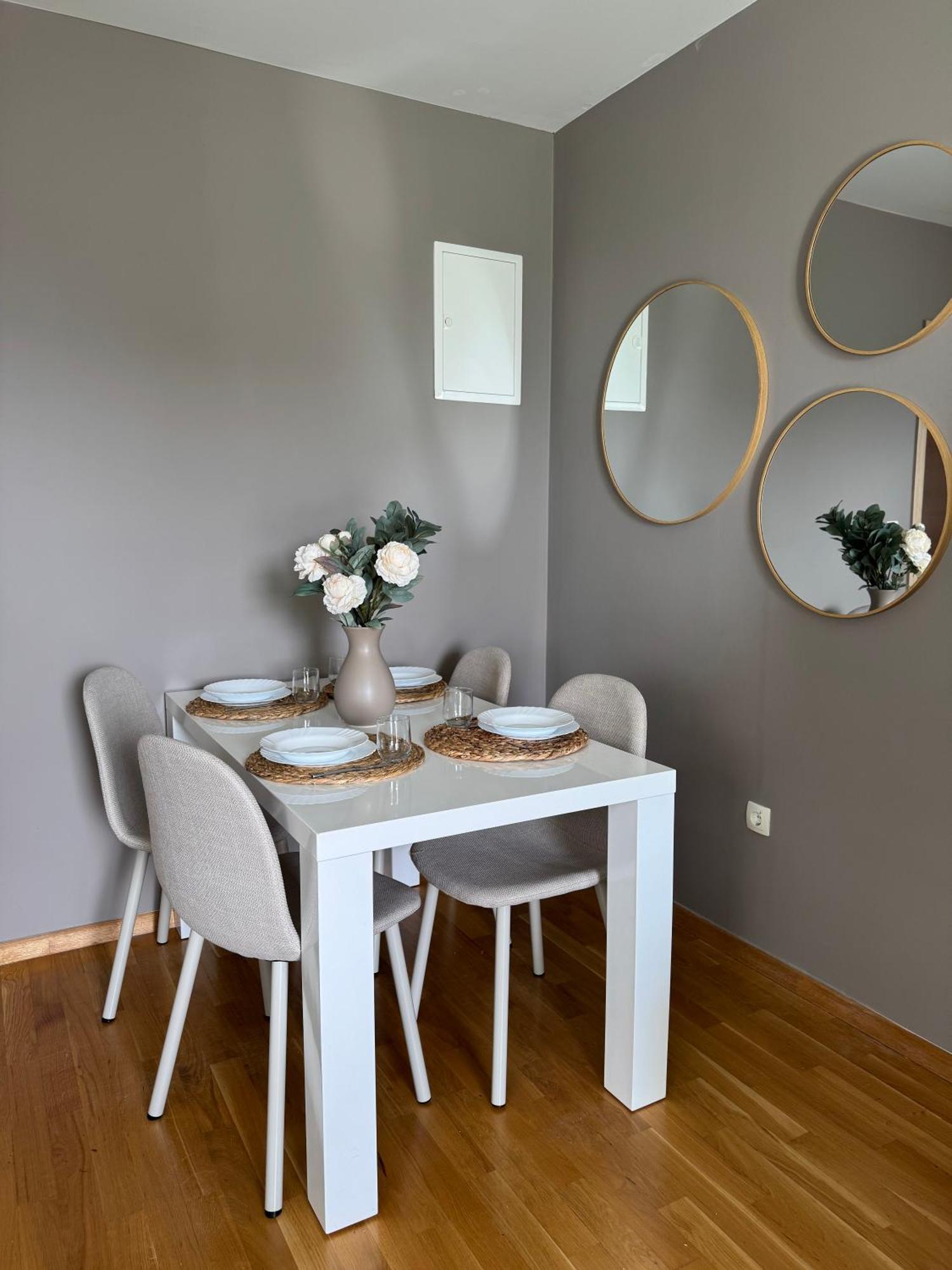Tri Sunca Apartment *