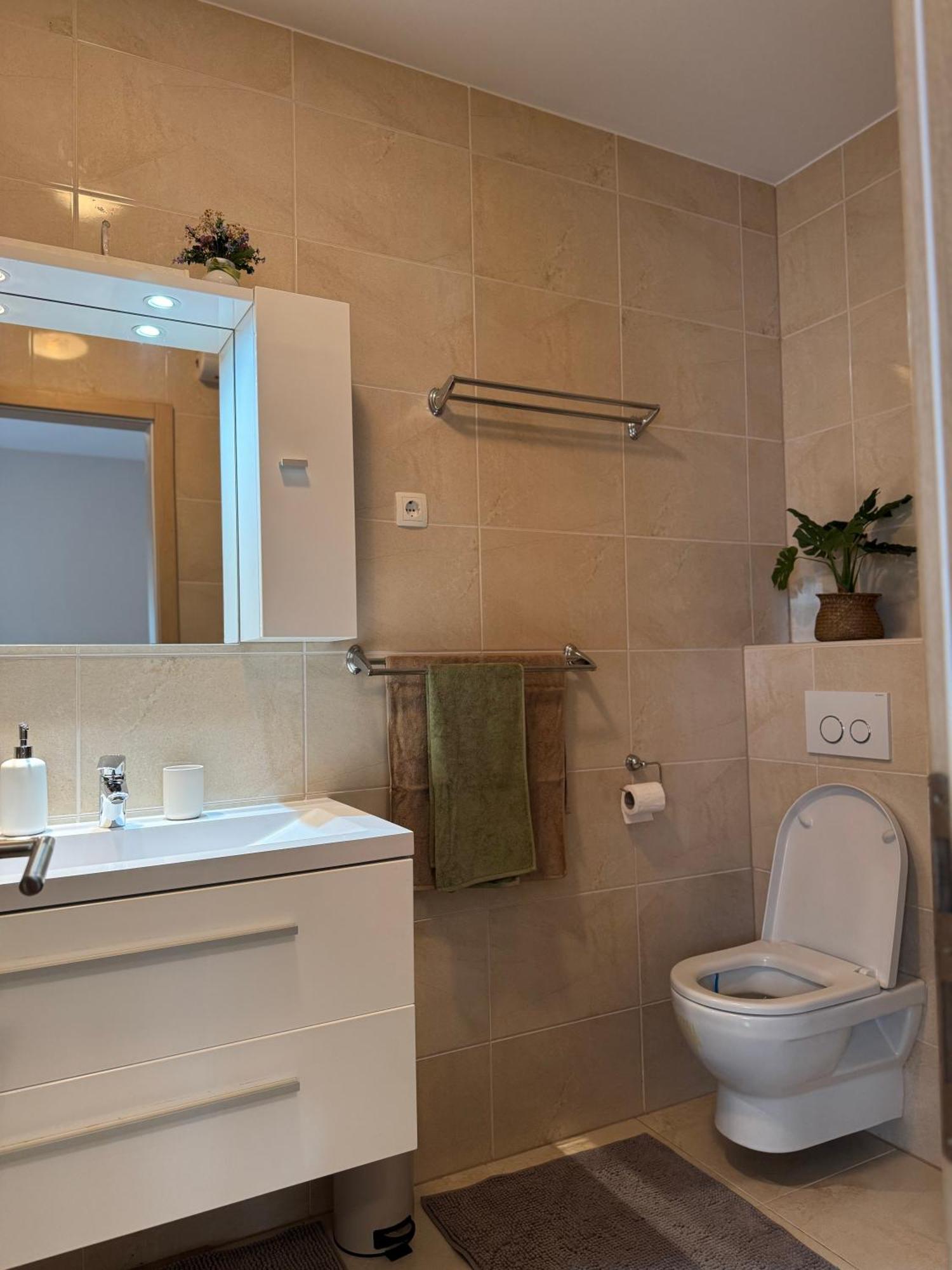Tri Sunca Apartment *